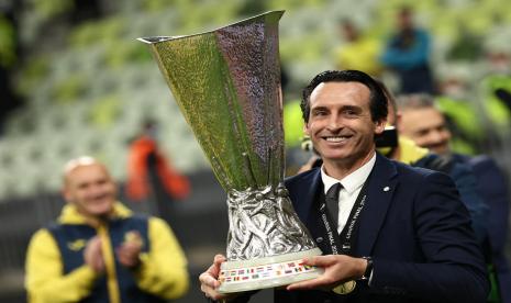 Unai Emery bersama trofi Liga Europa 2020/2021.