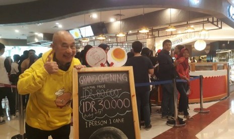 Uncle Tetsu berpose di belakang gerai keduanya di Indonesia, yakni di Pondok Indah Mall.