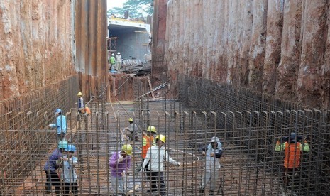  UNDERPASS CIBUBUR TAHAP II. Pekerja menyelesaikan pembangunan Underpass Cibubur tahap II di Jakarta, Senin (5/11). Dalam APBN 2013, sasaran pembangunan infrastruktur antara lain adalah jalan yang dipreservasi 35.017 km dan jembatan yang dipreservasi sepan