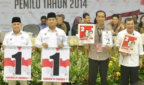 Prabowo Subianto (second left) will contest with Joko Widodo (second right) in next month election. (File photo)