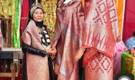 Unggahan Instagram resmi Unesco menyebutkan Songket adalah pakaian tradisional Malaysia yang diserbu nerizen Indonesia. 