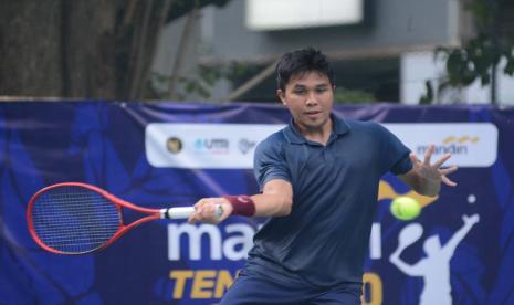 Unggulan pertama Mandiri Tennis Open 2022 Muhammad Rifqi Fitriadi saat beraksi di babak semifinal, Jumat (11/2/2022).