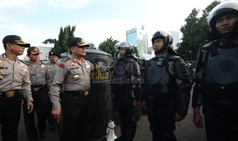 Unggung Cahyono memeriksa pasukan pengamanan hari buruh saat apel di lapangan Polda Metro Jaya, Jakarta Selatan, Rabu (29/4). (Republika/Raisan Al Farisi)