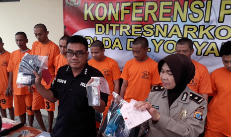  Ungkap kasus narkoba di Polda DIY. Konferensi pers dipimpin Dirresnarkoba Polda DIY, Kombes Pol Wisnu Widarto (kemeja hitam).