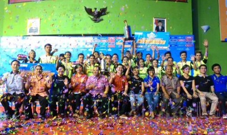 Unikom putra dan putri berfoto bersama para sponsor, perwakilan PBSI beserta pengurus Liga Mahasiswa usai menerima piala LIMA Badminton Nasional putra dan putri