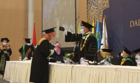 UNIS Tangerang Gelar Wisuda Sarjana ke-46