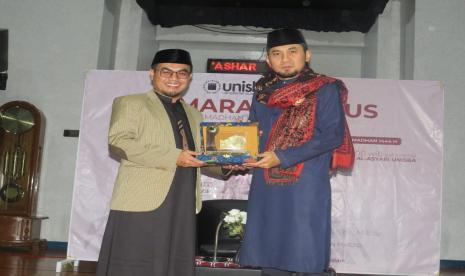 Unisba memberikan santunan pada pondok pesantren.