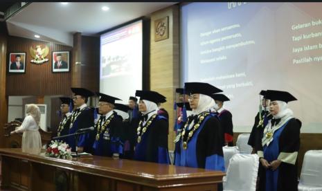 Unisba menggelar acara wisuda.