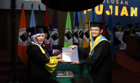 Unisba mewisuda lebih dari 1.400 orang wisudawan 