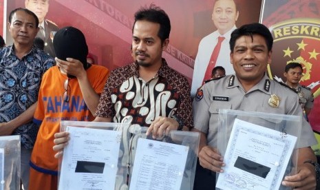 Unit I Renakta Subdit IV Ditreskrimum Polda Jatim menangkap kepala sekolah berinisial AS, yang melakukan tindak pidana penganiayaan dan atau pencabulan terhadap anak di bawah umur. AS merupakan kepala sekolah di salah satu SMP swasta di Kota Surabaya. AS melakukan tindak pidana penganiayaan dan atau pencabulan terhadap enam siswanya.