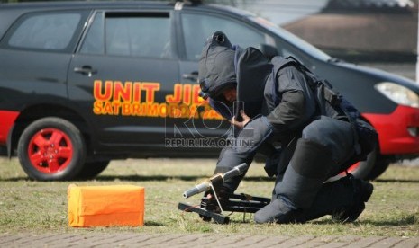 Unit Jibom dari Satbrimob  memeriksa kotak yang diduga bom pada latihan pengamanan pemilihan wali kota dan wakil wali kota Bandung 2013  di Lapangan Gasibu, Kota Bandung, Senin (6/5). (Republika/Edi Yusuf)