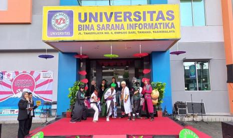 Unit Kegiatan Mahasiswa (UKM) Bahasa Universitas BSI (Bina Sarana Informatika) Kampus Tasikmalaya sukses menggelar kegiatan Japan English Festival, Jum’at dan Sabtu, 23 dan 24 Juni 2023, berlokasi di Universitas BSI kampus Tasikmalaya, Jl. Tanuwijaya No.4, Empangsari, Kec. Tawang, Kab. Tasikmalaya, Jawa Barat. 