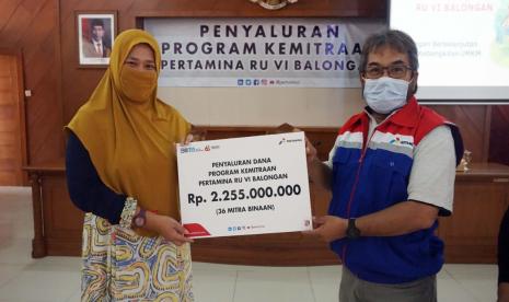 Unit Manager Communication, Relation & CSR Pertamina Cecep Supriyatna (kanan) menyampaikan bantuan kredit modal usaha bagi 36 mitra binaan.