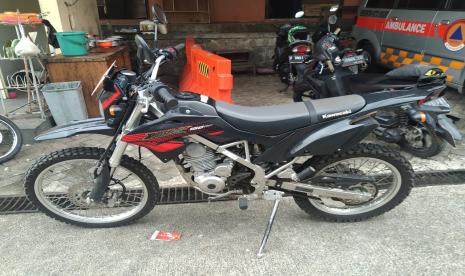 Unit motor Trail berjenis Kawasaki KLX raib digondol maling di Kantor BPBD Kota Bogor. 