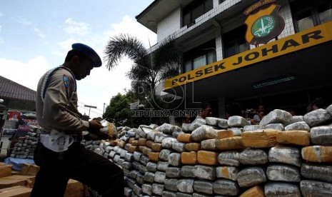   Unit Narkoba Polsek Johar Baru Polres Jakarta Pusat menggelar barang bukti penangkapan narkotika jenis ganja di halaman Makopolsek Johar Baru, Jakarta Pusat, Rabu (13/3). (Republika/Adhi Wicaksono)