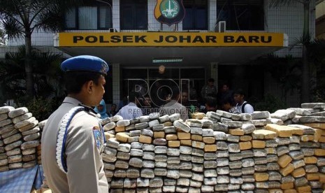   Unit Narkoba Polsek Johar Baru Polres Jakarta Pusat menggelar barang bukti penangkapan narkotika jenis ganja di halaman Makopolsek Johar Baru, Jakarta Pusat, Rabu (13/3). (Republika/Adhi Wicaksono)