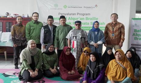 Unit Pengumpul Zakat Badan Amil Zakat Nasional PT. BANK PERMATA, TBK. (UPZDK Permata Bank Syariah) bersama dengan Yayasan Sahabat Beramal Jariyah melakukan penyerahan sejumlah Alquran braille.