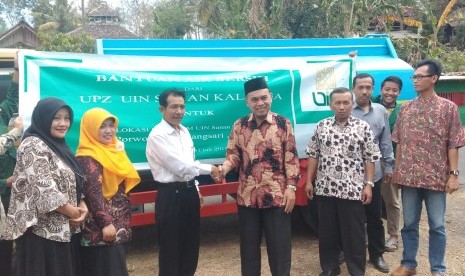 Unit Penyalur Zakat (UPZ) Universitas Islam Negeri Sunan Kalijaga (UIN Suka) Yogyakarta menyalurkan air bersih di Gunungkidul dan Kulonprogo.