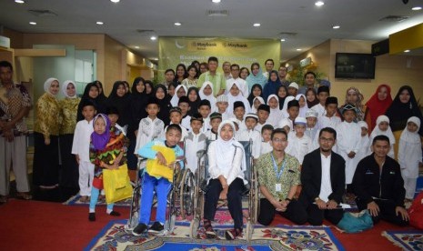  Unit Usaha Syariah Maybank Kantor Cabang Bandung dan Dompet Peduli Ummat Daarut Tauhiid (DPU DT) menggelar acara berbagi bertema ‘Kuatkan Silaturahim dan Maknai Arti Kebersamaan’ bersama 50 anak yatim, dhuafa dan difabel di Bandung, akhir pekan lalu.