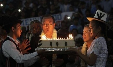 United Nations Secretary-General Ban Ki-moon blows the candles on a cake during a celebration for his 70th birthday at an event organized by Bolivia's President Evo Morales in El Torno, near Santa Cruz de la Sierra, June 13, 2014.