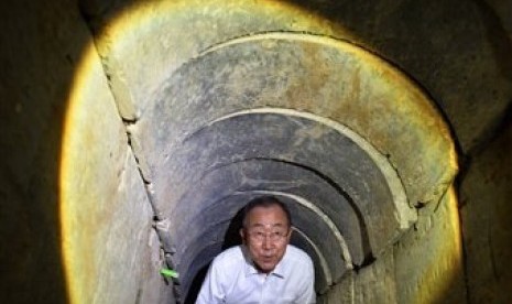 United Nations Secretary-General Ban Ki-moon walks in a tunnel the military claims was used by Palestinians, at the Israel-Gaza Border, near Kibbutz En Hashlosha, Tuesday, Oct. 14, 2014.