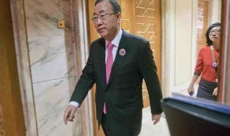 United Nations Secretary General Ban Ki-moon walks out to prepare to greet US Secretary of State John Kerry (not pictured) before the start of their meeting at Bayan Palace in Kuwait City, January 15, 2014.