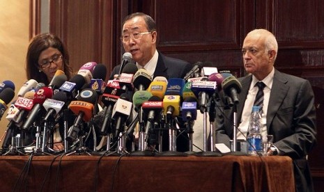 United Nations (U.N.) Secretary-General Ban Ki-moon (center) speaks during a news conference with Arab League Secretary-General Nabil Elaraby (right) after their meeting to discuss the situation in Gaza, in Cairo November 20, 2012.   