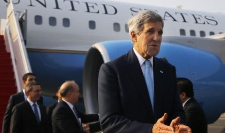 United States Secretary of State John Kerry arrives at the airport in Jakarta October 20, 2014, for the inauguration of President of Indonesia Joko Widodo and meetings with other regional leaders.   