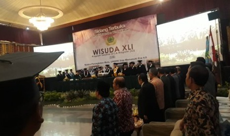 Univeritas Winaya Mukti (Unwim) menggelar sidang senat terbuka dalam rangka pelantikan dan pengukuhan wisuda ke-41, untuk lulusan program strata satu (S1) dan magister (S2) tahun angkatan 2018 di Aula Pusat Dakwah Islam (Pusdai) Jawa Barat, Kamis (20/12).