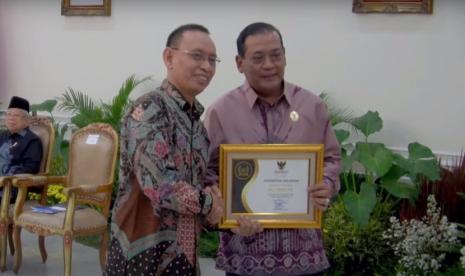 Universitas Airlangga kembali meraih penghargaan sebagai Badan Publik Informatif Kategori Perguruan Tinggi. Penghargaan itu diberikan oleh Komisi Informasi Pusat (KIP). Penghargaan tersebut diberikan langsung oleh Ketua Lembaga Negara Komisi Informasi Pusat, Donny Yoesgiantoro pada Rektor Universitas Airlangga (Unair), Prof Dr Mohammad Nasih SE MT Ak pada Selasa (19/12/2023) di Istana Wakil Presiden, Jakarta.