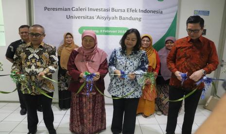 Universitas Aisyiyah (Unisa) Bandung menggelar program percepatan peraihan pengetahuan tentang perdagangan internasional, dengan membuka dan meresmikan Galeri Investasi Bursa Efek di kampus 2 Unisa Bandung, Jalan Palasari No 9-A Bandung, Jumat (3/2 2023).