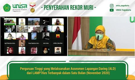 Rektor Unisa Yogyakarta, Warsiti, dalam acara penghargaan dari Muri terkait perguruan tinggi yang melakukan assesment ALD.