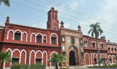 Muslim di India mengalami kesulitan dalam pendidikan pada awal runtuhnya dinasti Islam Mughal. Universitas Aligarh India