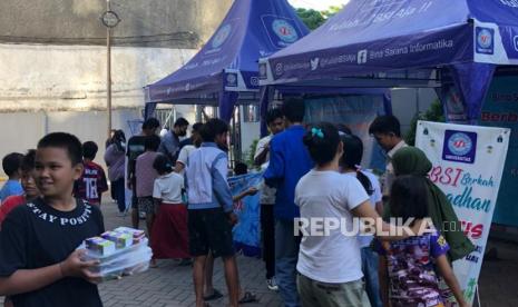 Universitas Bina Sarana Informatika (UBSI) kembali menyelenggarakan kegiatan berbagi di bulan suci Ramadhan 1446 Hijriah dengan membagikan ratusan paket makanan berbuka puasa kepada masyarakat sekitar kampus.