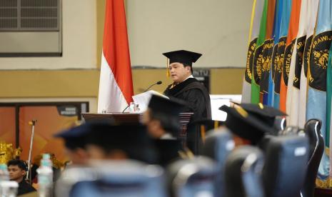 Universitas Brawijaya Malang menganugerahkan gelar Doktor Kehormatan (Honoris Causa) bidang Manajemen Strategis kepada Menteri BUMN Erick Thohir. Dalam acara pengukuhan tersebut, Erick menyampaikan Orasi Ilmiah berjudul Eternitas Transformasi BUMN: Strategi Terobosan untuk Kebangkitan Ekonomi Indonesia Baru.