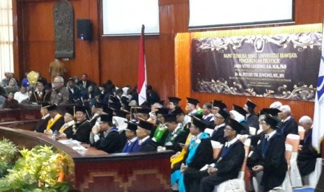 Universitas Brawijaya (UB) mengukuhkan dua profesor baru di Gedung Widyaloka UB, Kota Malang, Rabu (13/11). Kegiatan ini turut dihadiri Menteri Pekerjaan Umum dan Perumahan Rakyat (Men-PUPR), Basuki Hadimuljono. 