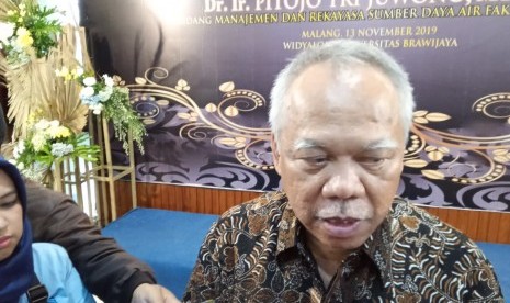 Universitas Brawijaya (UB) mengukuhkan dua profesor baru di Gedung Widyaloka UB, Kota Malang, Rabu (13/11). Kegiatan ini turut dihadiri Menteri Pekerjaan Umum dan Perumahan Rakyat (Men-PUPR), Basuki Hadimuljono. 