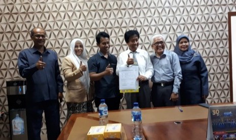 Universitas BSI Bandung menyerahkan hibah aplikasi JAD Online kepada LLDikti Wilayah IV Jawa Barat.