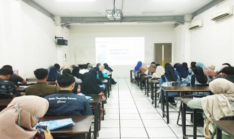 Universitas BSI (Bina Sarana Informatika) Kampus Bekasi mengadakan pelatihan digital kreatif bagi mahasiswa baru periode September 2024 dengan tema Belajar Asik di Era Kecerdasan Buatan.