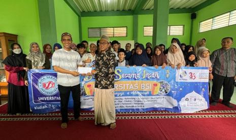 Universitas BSI (Bina Sarana Informatika) kampus Cengkareng sukses memberikan Santunan dan Berbagi Ilmu dalam Program BSI Peduli Berbagi Sesama Insan.