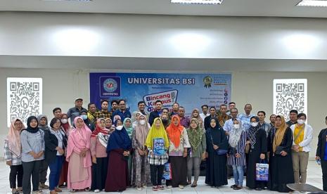 Universitas BSI (Bina Sarana Informatika) Kampus Cibitung punya acara keren untuk para orang tua mahasiswa baru. Acaranya bertajuk Bincang Kampus Bersama Orang Tua (BKOT) dan diadakan di aula kampus Universitas BSI kampus Cibitung, pada Sabtu (20/7/2024).