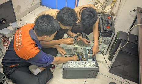 Universitas BSI (Bina Sarana Informatika) Kampus Kaliabang mengadakan pelatihan troubleshooting perangkat komputer bagi siswa magang (OJT) dari SMK Karya Guna 2 pada Selasa, 16 Juli 2024.