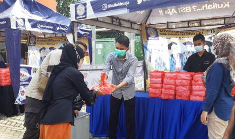 Universitas BSI (Bina Sarana Informatika) kampus Kaliabang, setiap tahunnya juga selalu berbagi keberkahan, terhadap masyarakat sekitar.  Tahun ini, kembali menyelenggarakan kegiatan berbagi nasi sebanyak 3.000 boks, untuk berbuka puasa kepada warga sekitar kampus, dari tanggal 2 sampai 27 April 2022, pukul 15.30 Wib hingga selesai.  