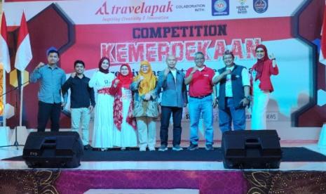 Universitas BSI (Bina Sarana Informatika) Kampus Margonda bekerja sama dengan Travelapak mengadakan perlombaan fashion dan band yang berlangsung meriah di Depok Town Square pada Ahad (18/8/2024).