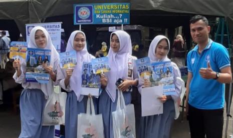 Universitas BSI (Bina Sarana Informatika) kampus Margonda hadir dalam kegiatan Campus Fair PELITA 2023 (Perguruan Tinggi Lintas Tahun) ke-6 di SMAN 4 Kota Depok. Kegiatan yang bertajuk Ukir Prestasi Gali Potensi Menuju Cita-Cita ini berlangsung pada Selasa (10/1/2023).