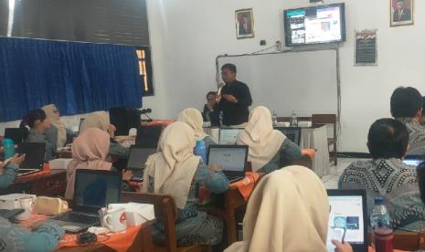 Universitas BSI (Bina Sarana Informatika) Kampus Pemuda menggelar Workshop Teknologi Pendidikan (EduTech) di SMK Barunawati dengan tema AI dalam Dunia Pendidikan.