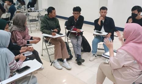 Universitas BSI (Bina Sarana Informatika) Kampus Pontianak melalui BSI Startup Center (BSC) kembali melanjutkan rangkaian kegiatan mentoring bisnis bekerja sama dengan Turbin dan Komunitas Pengusaha Tangan Di Atas (TDA). Setelah sukses dengan pertemuan pertama pada Sabtu (11/5/2024) lalu, sesi kedua akan diselenggarakan pada Sabtu, 18 Mei 2024 di Universitas BSI Pontianak mendatang.