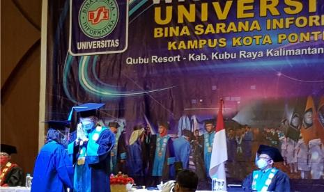 Universitas BSI (Bina Sarana Informatika) Kampus Pontianak sukses menggelar wisuda secara offline online dengan menerapkan protokol kesehatan (prokes) yang ketat . Seremoni wisuda ini bertempat di Qubu Resort, Kabupaten Kubu Raya, pada Rabu (30/6), setelah penundaan karena pandemi belum kunjung usai.