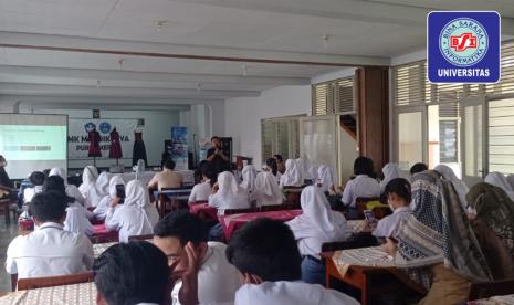 Universitas BSI (Bina Sarana Informatika) kampus Purwokerto berikan edukasi kepada siswa dan guru di SMK Mardikenya Purwokerto, dengan workshop tentang digital marketing.