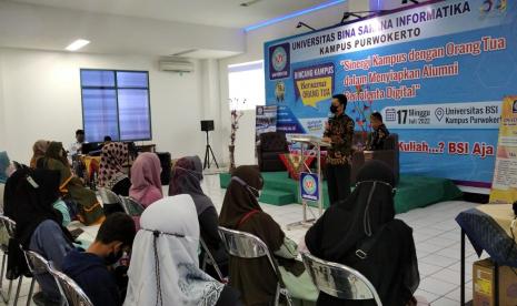 Universitas BSI (Bina Sarana Informatika) kampus Purwokerto menggelar acara Bincang Kampus bersama Orang Tua (BKOT).